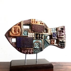 Escultura pez colores cálidos