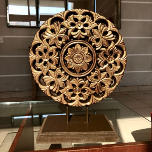 Mándala con pedestal dorado