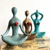 Trío mujeres yoguis con corazón