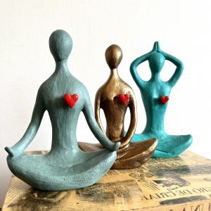 Trío mujeres yoguis con corazón